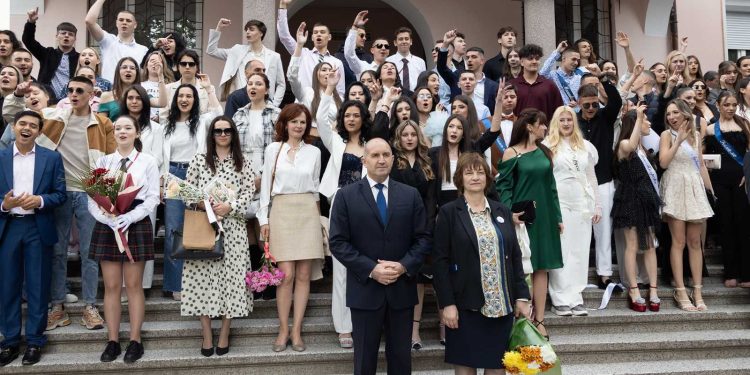 Президентът Румен Радев участва в изпращането на абитуриентите от Националната гимназия в Благоевград