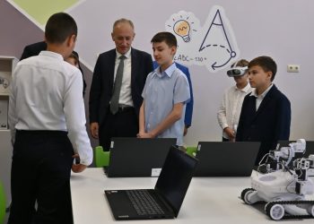 Над 400 училищни STEM центъра вече са открити