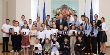 Държавният глава отличи ученици с почетен знак „Млад спортист“
