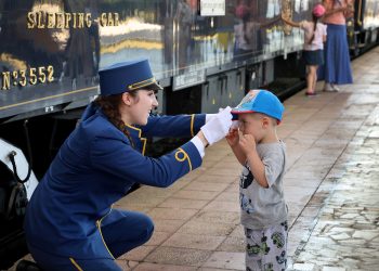Снимка на броя: „Ориент Експрес“ на жп гара Варна