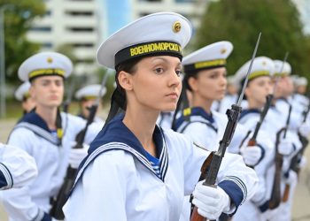 Балерина, офицер, учен