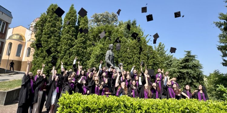 Дебати за таксите за платено висше образование