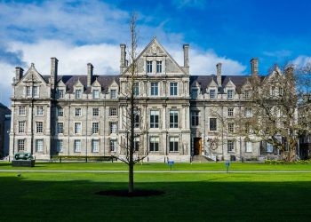 Конкурс за български лектор в „Тринити колидж“