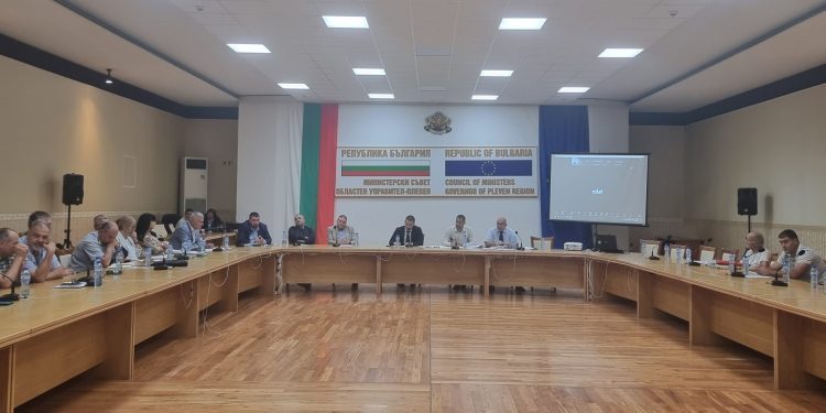 В Плевен подготовката е за присъствено откриване на учебната година в условията на воден режим, стана ясно на заседание на Областния кризисен щаб