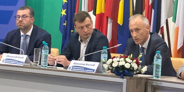 Министър Красимир Вълчев: Дългосрочната ни цел е изграждане на функционални умения и финансова грамотност сред учениците