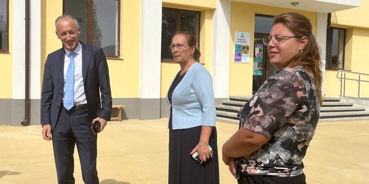 Министър Красимир Вълчев посети Академията за таланти в с. Розово