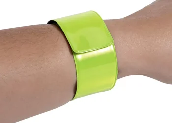 60 000 първокласници получават светлоотразителни гривни за 15 септември