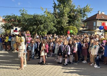 Над 716 000 ученици влизат в класните стаи