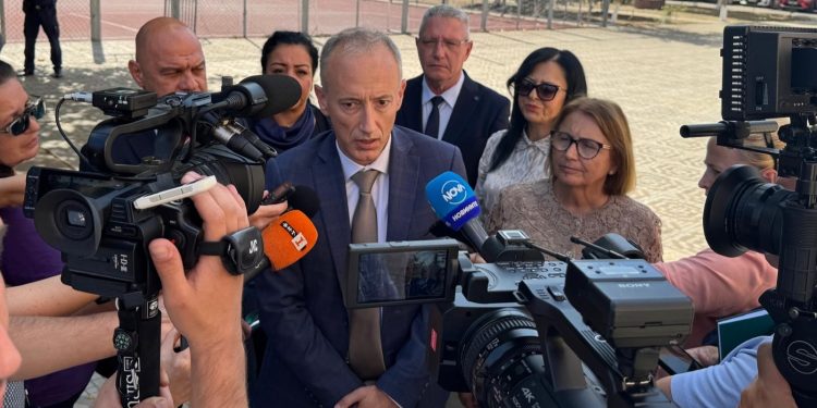 Министърът на образованието и науката Красимир Вълчев проведе работна среща с екипите по Механизма за обхват в СУ "Найден Геров" в пловдивския кв. "Столипиново"