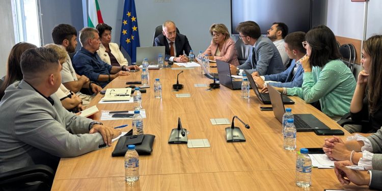 Подкрепяме създаването на Национално представителство на ученическите съвети и започваме работа за регламентирането му в нормативната уредба, заяви министърът на образованието и науката Красимир Вълчев на среща с представители на ученически парламенти и съвети и на Младежкия форум