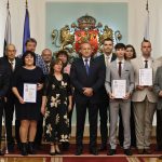 Общо 12 са отличените в 23-то издание на президентската инициатива Награда "Джон Атанасов". Лауретатите на приза за 2025 г. получиха грамоти от държавния глава Румен Радев на церемония в Президентството