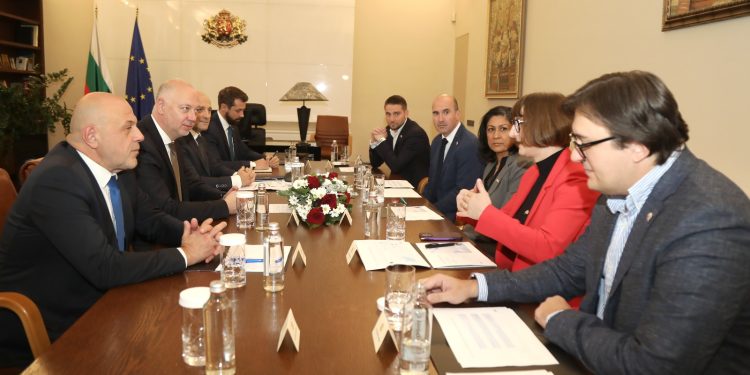 България проучва възможността за строителство на гигафабрика за изкуствен интелект в партньорство с IBM и Европейската комисия