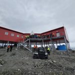 Общо 10 млн. лв. ще осигури държавата по Националната програма „От полюс до полюс 2022 – 2027“ за 2025 г. и 2026 г. Това предвижда проект на Решение на Министерския съвет за одобряване на нейната актуализация. Националната програма бе приета през 2022 г. с индикативен бюджет от 10,8 млн.лв. за периода до 2025 г., като през май тази година бе удължена до 2027 г. с Решение на Министерския съвет. Тя надгражда предишната програма за полярни изследвания в периода 2016 – 2021 г. Предлаганата промяна се прави, за да продължи устойчивото финансиране на Програмата за полярни изследвания, до одобряването на нова след изтичане периода на настоящата, се посочва в мотивите към предложението, внесено от министъра на образованието и науката. Изменението се отнася до възможността за финансиране на дейностите по Националната полярна програма през 2025 и 2026 г. По този начин ще се осигури финансиране за научни проекти, които ще се реализират на Българската антарктическа база „Св. Климент Охридски“ на о. Ливингстън, както и за осъществяването на регулярните български антарктически експедиции, които в последните години са подпомогнати и от научноизследователския ни кораб „Св.св. Кирил и Методий“. Финансирането ще даде възможност да се обяви конкурсна сесия за научни проекти, които да се реализират в рамките на 34-ата българска антарктическа експедиция, предвидена да се осъществи в периода от ноември 2025 г. до март 2026 г., както и на 35-аита експедиция, планирана за същия период през 2026 – 2027 г. По този начин ще се гарантира и провеждането на подбор и сключването на договори с логистичния екип. В проекта се посочва, че средствата през 2025 г. в размер на 4 500 000 лв. са осигурени по бюджета на МОН с ПМС 51 от 9 май 2025 г. За 2026 г. средствата ще бъдат осигурени за сметка на разходите за наука в държавния бюджет, предвидени за изпълнение на Националната стратегия за развитие на научните изследвания 2030 г. За 35-ата антарктическа експедиция индикативната финансова заявка е 5 500 000 лв. По време на последната 33-та българска експедиция на Антарктида освен проведените многобройни научни проекти основният акцент бе довършването на новия лабораторен блок. Благодарение на кораба „Св.св. Кирил и Методий“ за базата в последните три години бяха транспортирани над 160 тона строителни конструкции и материали от България, които са използвани за новата лаборатория и за модернизиране на съществуващата българска полярна база. Новият лабораторен блок бе открит през февруари 2025 г. За него МОН осигури 4,5 млн.лв. Лентата на завършената постройка прерязаха ректорът на най-старото ни висше училище проф. Георги Вълчев, ръководителят на българските антарктически експедиции проф. Христо Пимпирев и флотилният адмирал от резерва Боян Медникаров, който доскоро ръководеше Висшето военноморско училище. Блокът разполага с три специализирани научни лаборатории, които ще спомогнат за разширяване броя и обхвата на научните изследвания, които се осъществяват в Антарктика. Те ще бъдат обезпечени със специализирана апаратура в три тематични направления – науки за земята, биологични науки и обща лаборатория. От идващия полярен сезон тя ще започне да се използва целево за теренни проучвания от изследователите. Изграждането на лабораториите попада в обхвата на Пътната карта за научна инфраструктура на България, която е част от Европейската карта за научна инфраструктура. Координатор на Полярната програма е Софийският университет „Св. Климент Охридски“. Средствата се разходват за финансиране изпълнението на спечелилите на конкурсен принцип научни проекти, за финансово осигуряване на логистичните дейности по организиране и провеждане на националните полярни експедиции (Антарктика и Арктика), в това число и разходи по подготовка и провеждане на плавателните рейсове на кораба, обслужващи полярни експедиции, както и за финансиране на научни дейности на партньорите по Програмата. През 2018 г. е създаден консорциум „Българска антарктическа база „Св. Климент Охридски“, част от Националната пътна карта за научна инфраструктура. Той включва Софийския университет – Национален център за полярни изследвания, и Българския антарктически институт. През 2021 г. е включен и научноизследователският военен кораб „Св.св. Кирил и Методий“, който се стопанисва от Висшето военноморско училище.