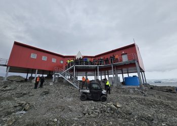 Общо 10 млн. лв. ще осигури държавата по Националната програма „От полюс до полюс 2022 – 2027“ за 2025 г. и 2026 г. Това предвижда проект на Решение на Министерския съвет за одобряване на нейната актуализация. Националната програма бе приета през 2022 г. с индикативен бюджет от 10,8 млн.лв. за периода до 2025 г., като през май тази година бе удължена до 2027 г. с Решение на Министерския съвет. Тя надгражда предишната програма за полярни изследвания в периода 2016 – 2021 г. Предлаганата промяна се прави, за да продължи устойчивото финансиране на Програмата за полярни изследвания, до одобряването на нова след изтичане периода на настоящата, се посочва в мотивите към предложението, внесено от министъра на образованието и науката. Изменението се отнася до възможността за финансиране на дейностите по Националната полярна програма през 2025 и 2026 г. По този начин ще се осигури финансиране за научни проекти, които ще се реализират на Българската антарктическа база „Св. Климент Охридски“ на о. Ливингстън, както и за осъществяването на регулярните български антарктически експедиции, които в последните години са подпомогнати и от научноизследователския ни кораб „Св.св. Кирил и Методий“. Финансирането ще даде възможност да се обяви конкурсна сесия за научни проекти, които да се реализират в рамките на 34-ата българска антарктическа експедиция, предвидена да се осъществи в периода от ноември 2025 г. до март 2026 г., както и на 35-аита експедиция, планирана за същия период през 2026 – 2027 г. По този начин ще се гарантира и провеждането на подбор и сключването на договори с логистичния екип. В проекта се посочва, че средствата през 2025 г. в размер на 4 500 000 лв. са осигурени по бюджета на МОН с ПМС 51 от 9 май 2025 г. За 2026 г. средствата ще бъдат осигурени за сметка на разходите за наука в държавния бюджет, предвидени за изпълнение на Националната стратегия за развитие на научните изследвания 2030 г. За 35-ата антарктическа експедиция индикативната финансова заявка е 5 500 000 лв. По време на последната 33-та българска експедиция на Антарктида освен проведените многобройни научни проекти основният акцент бе довършването на новия лабораторен блок. Благодарение на кораба „Св.св. Кирил и Методий“ за базата в последните три години бяха транспортирани над 160 тона строителни конструкции и материали от България, които са използвани за новата лаборатория и за модернизиране на съществуващата българска полярна база. Новият лабораторен блок бе открит през февруари 2025 г. За него МОН осигури 4,5 млн.лв. Лентата на завършената постройка прерязаха ректорът на най-старото ни висше училище проф. Георги Вълчев, ръководителят на българските антарктически експедиции проф. Христо Пимпирев и флотилният адмирал от резерва Боян Медникаров, който доскоро ръководеше Висшето военноморско училище. Блокът разполага с три специализирани научни лаборатории, които ще спомогнат за разширяване броя и обхвата на научните изследвания, които се осъществяват в Антарктика. Те ще бъдат обезпечени със специализирана апаратура в три тематични направления – науки за земята, биологични науки и обща лаборатория. От идващия полярен сезон тя ще започне да се използва целево за теренни проучвания от изследователите. Изграждането на лабораториите попада в обхвата на Пътната карта за научна инфраструктура на България, която е част от Европейската карта за научна инфраструктура. Координатор на Полярната програма е Софийският университет „Св. Климент Охридски“. Средствата се разходват за финансиране изпълнението на спечелилите на конкурсен принцип научни проекти, за финансово осигуряване на логистичните дейности по организиране и провеждане на националните полярни експедиции (Антарктика и Арктика), в това число и разходи по подготовка и провеждане на плавателните рейсове на кораба, обслужващи полярни експедиции, както и за финансиране на научни дейности на партньорите по Програмата. През 2018 г. е създаден консорциум „Българска антарктическа база „Св. Климент Охридски“, част от Националната пътна карта за научна инфраструктура. Той включва Софийския университет – Национален център за полярни изследвания, и Българския антарктически институт. През 2021 г. е включен и научноизследователският военен кораб „Св.св. Кирил и Методий“, който се стопанисва от Висшето военноморско училище.