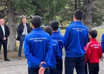 Министър Вълчев разговаря с учители и ученици в интерната в село Варненци