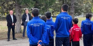 Министър Вълчев разговаря с учители и ученици в интерната в село Варненци