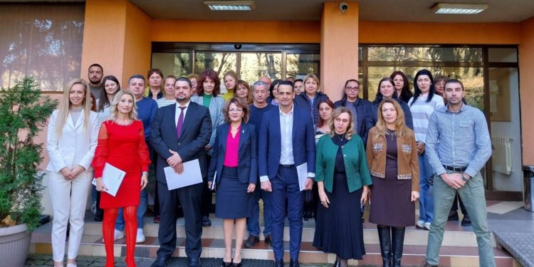 Близо 400 учители се включват в специализирани курсове за практически умения