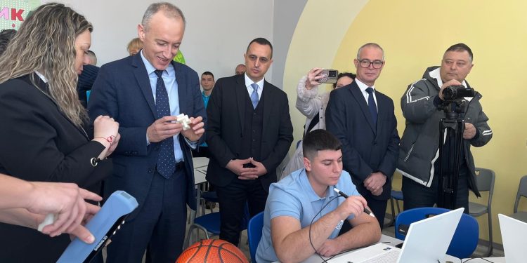 Министърът на образованието и науката Красимир Вълчев се запозна с изграждането на STEM среда в училища в община Чирпан, иновативни методи на преподаване чрез съвременни технологии и изграждането и реновирането на образователната инфраструктура