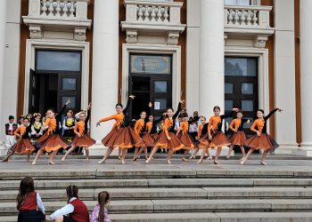 Размяна на местата в ЦПЛР – ОДК в Перник – художници пропяват, балерини рисуват, от клуба по народни танци танцуват спортни
