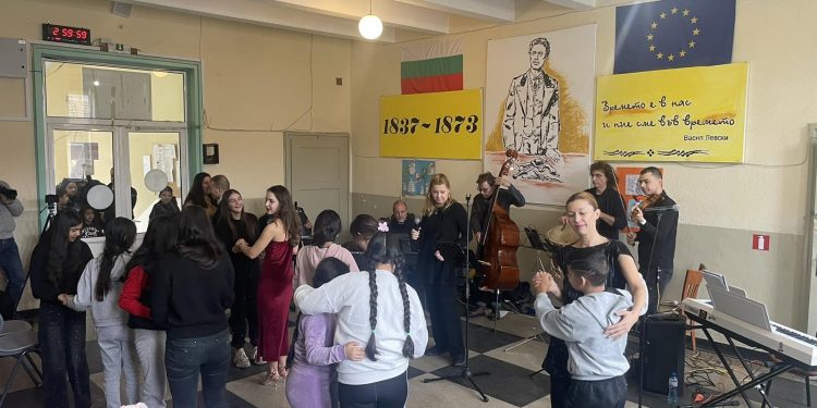 Децата от ОУ „Васил Левски“, с. Новачене пяха и танцуваха заедно със Стунджи и група Tango Cats