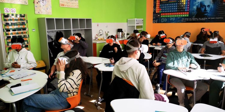 Видинската ПГ „Проф. д-р Асен Златаров“ откри STEM център и нов физкултурен салон