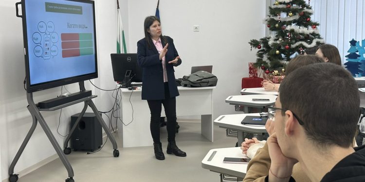 „Аз-буки“ проведе уроци за медийната грамотност, в които се включиха ученици от СУ „Св. св. Кирил и Методий“ и ОУ „Христо Ботев“ в кв. „Долно Езерово“ в Бургас