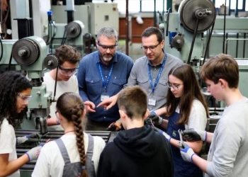 В областите Сливен и Видин ще бъде приложен пилотно нов модел за социална интеграция чрез дуално обучение, съобщава Пресцентърът на МОН