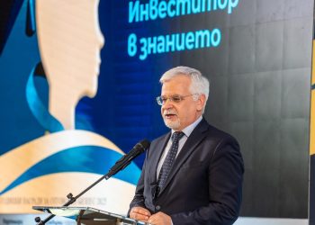 Заместник-министърът на образованието и науката акад. Николай Витанов отличи победителите в категория „Инвеститор в знанието“ на Годишните награди за отговорен бизнес
