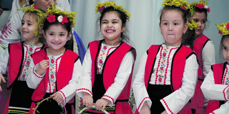 Децата от 9. ДГ „Зора“ в Монтана пресъздават българските традиции