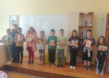 Второкласници от Беленската гимназия даряват книги