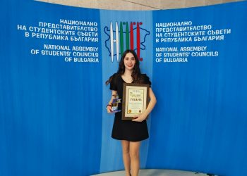 Успехът на децата зависи от партньорството със семейството, смята младата преподавателка и третокурсничка в Бургаския държавен университет Анелия Иванова