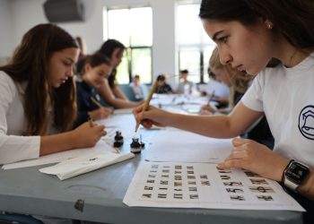 Ученици се върнаха няколко века назад във времето – с перо и мастило изписваха старобългарски кирилски букви