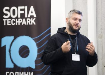 Гл. ас. д-р Ивайло Начев прави връзка с 14 000 радиолюбители от о. Ливингстън