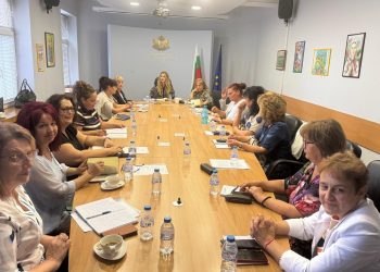 МОН инициира среща с директори на детски градини и училища с деца от уязвимите групи