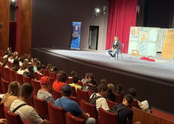 Актьорът Ивайло Захариев разговаря с ученици за избора, отговорността и живота без наркотици