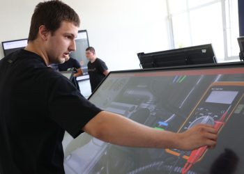 Снимка на броя:  Професионалната гимназия по транспорт и енергетика „Хенри Форд“ откри Център за високи постижения и нова STEM зона