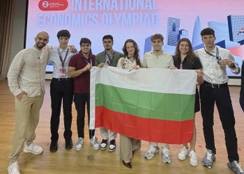 Всички ученици от българския отбор се върнаха с медали от Международната олимпиада по икономика в Китай