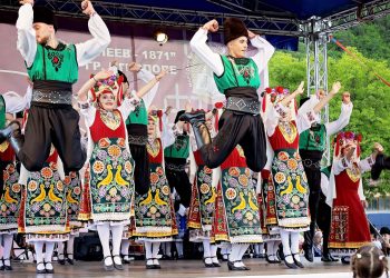 Танцовият ансамбъл „Балканска младост“ в Етрополе отпразнува 80 години от създаването си с вълнуващ концерт