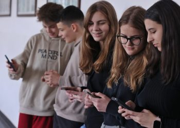 Шест месеца след налагането на радикалната забрана за използване на социални мрежи от лица под 16 години в Австралия данните показват провал на рестриктивния модел, се посочва в експертен анализ на Националния център за безопасен интернет