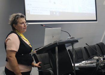 Галина Генова представя блога „Изкуство под звездите за тийнейджъри“ като добра практика на конференцията „Дигиталната трансформация в образованието 2026“ на РУО – София-област