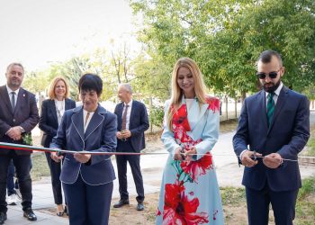 Нов триетажен учебен корпус разширява базата на едно от големите столични училища – 55. СУ „Петко Каравелов“, в което се обучават над 1689 ученици
