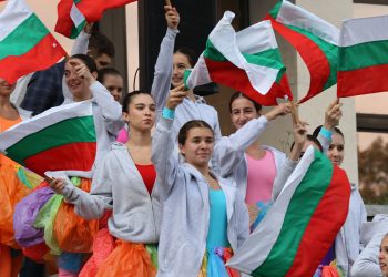 С много песни и танци откриха учебната година в НДД