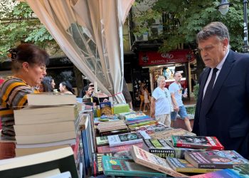 Министър Вълчев откри „Алеята на книгата“ в София
