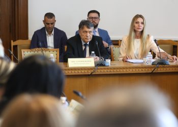 МОН подготвя пакет от мерки за дисциплината в училище, обяви в ресорната парламентарна комисия министърът на образованието и науката проф. Георги Вълчев