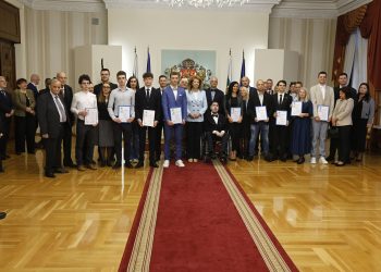 Държавният глава Илияна Йотова награди лауреатите в тазгодищното издание на президентската инициатив Награди „Джон Атанасов“ на церемонията в Гербовата зала на институцията